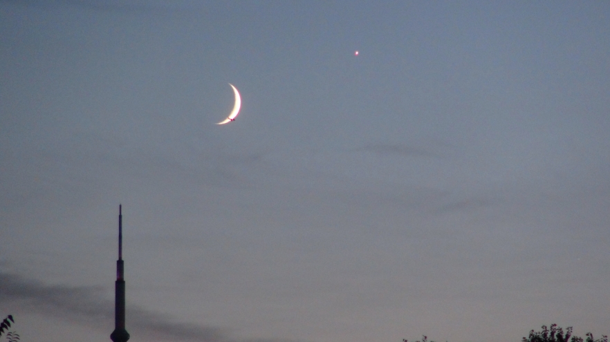 Venus Moon conjunction (Steer, Ian, SkyNews astronomy magazine online, Sep. 8, 2013)